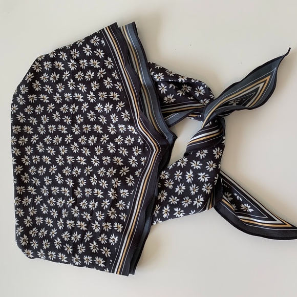 American Eagle Silky Daisy Bandana Top - Picture 2 of 4